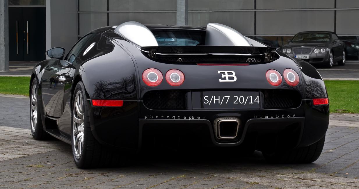 الاســـم:	Bugatti_Veyron_16.4_–_Heckansicht_(10),_5._April_2012,_Düsseldorf.jpg
المشاهدات: 153
الحجـــم:	105.2 كيلوبايت